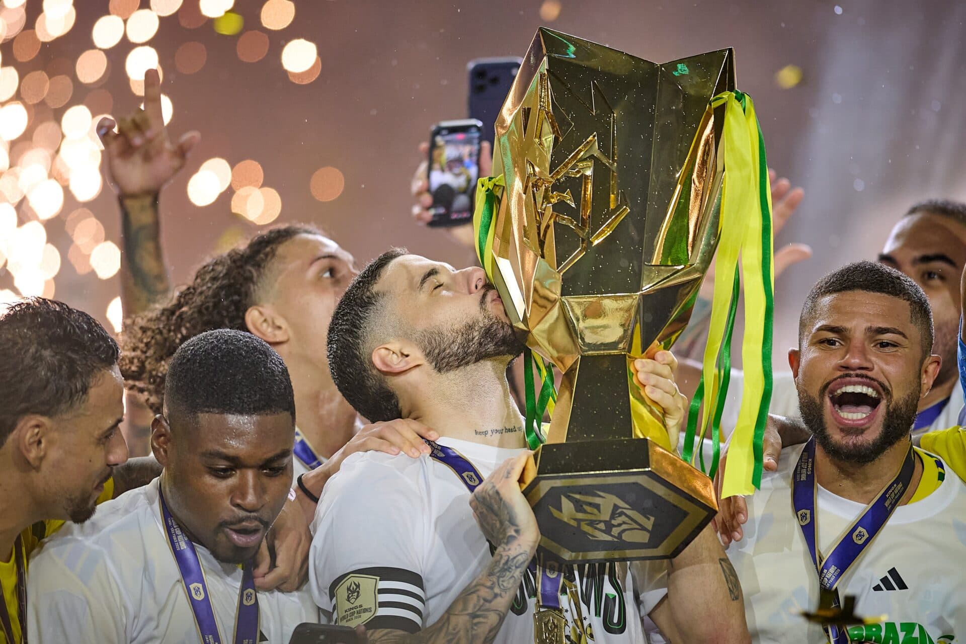 Kelvin Oliveira, o K9, com a taça de campeão mundial da Kings League - @Kings_LeagueBR/x