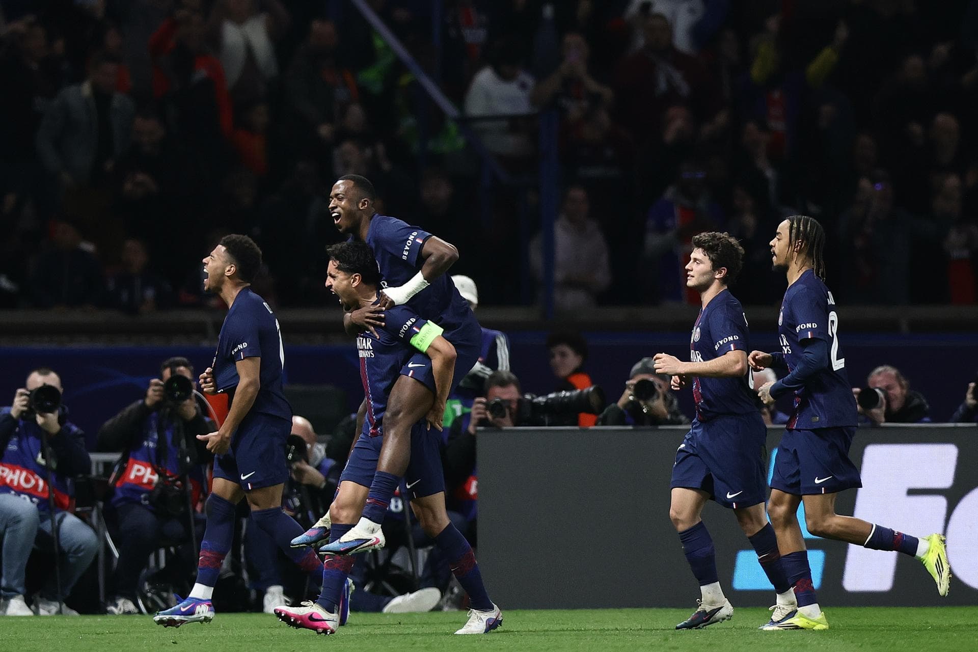 Marquinhos celebra vitória do PSG sobre o Bayern na Champions