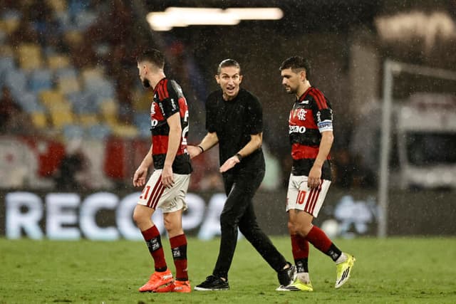 Filipe Luís sofre vaias, e Flamengo em crise gera ‘cobrança interna’