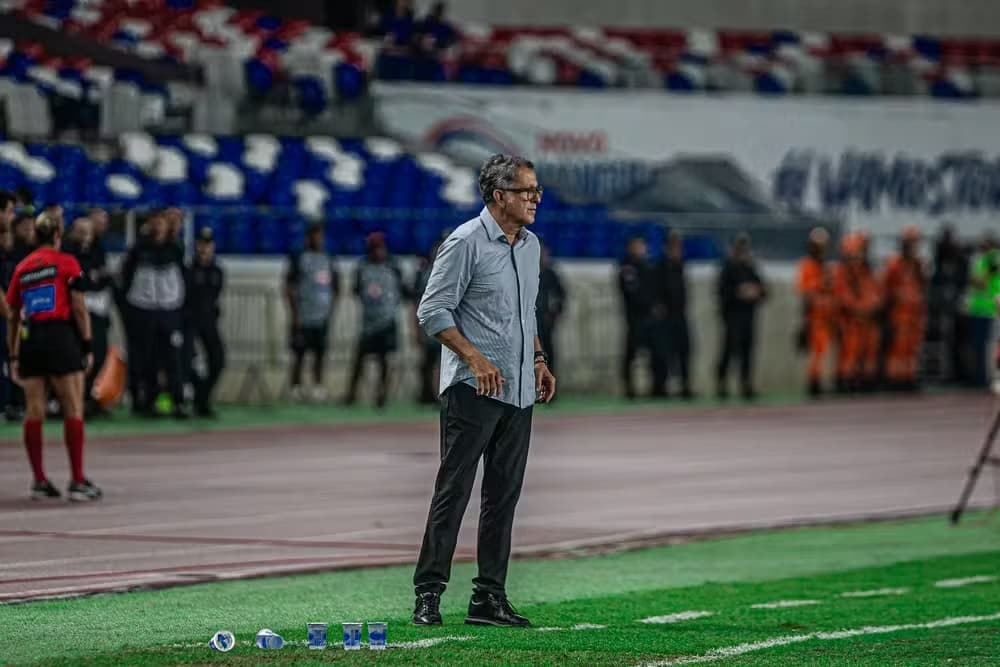 Osório comandando o Remo na beira do campo - Samara Miranda / Ascom Remo