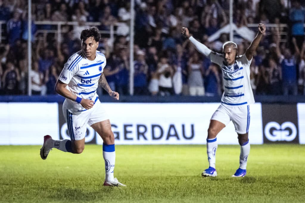 Cruzeiro supera tensão, vence a URT e carimba vaga na semifinal