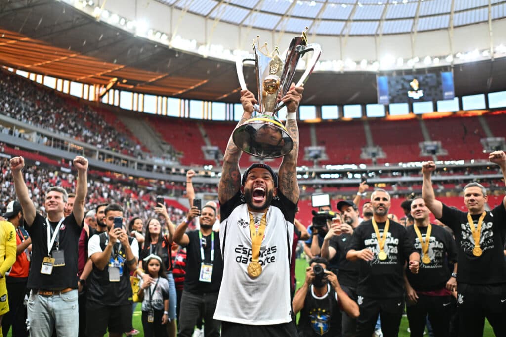 Memphis Depay comemora título da Supercopa, pelo Corinthians - EFE/ Andre Borges