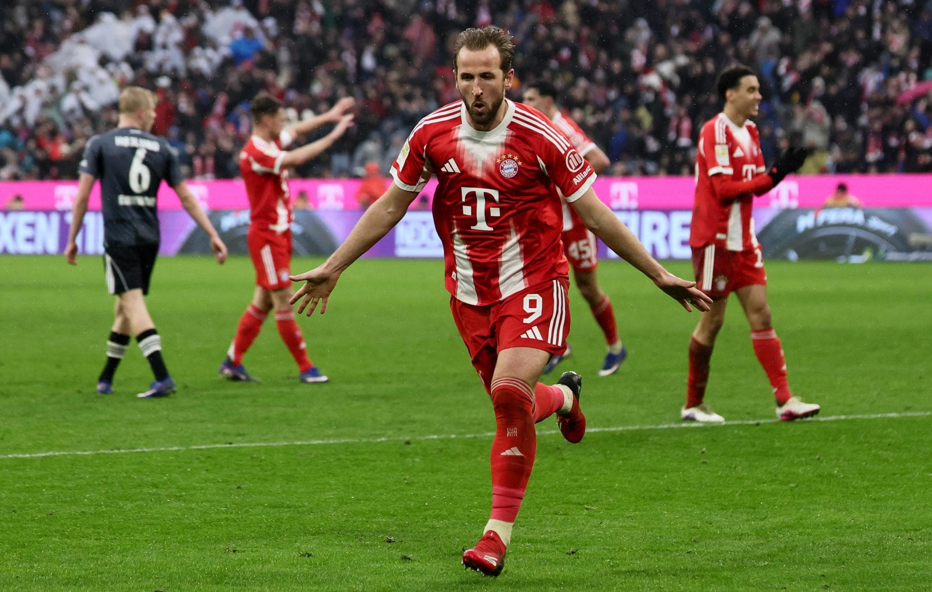 Harry Kane volta a marcar com a camisa do Bayern - EFE/EPA/RONALD WITTEK