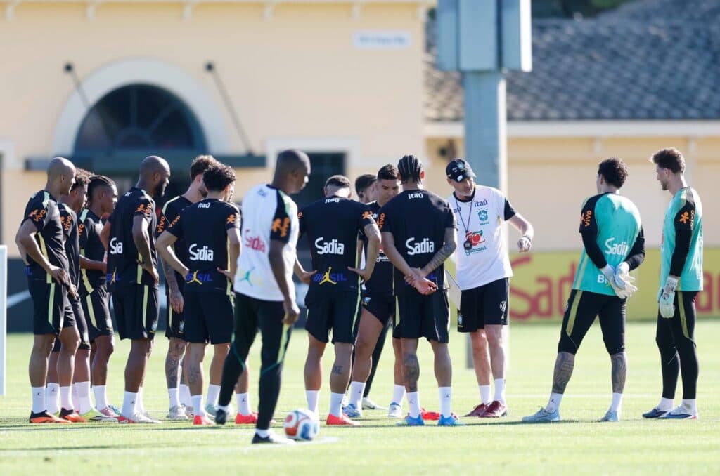 Seleção: atraso de jogadores dificulta preparação contra França; entenda