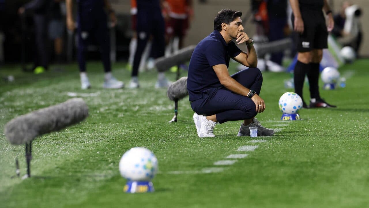 Abel Ferreira ao lado do sistema de reposição de bolas do Brasileirão - Cesar Grecco/Divulgação/Palmeiras
