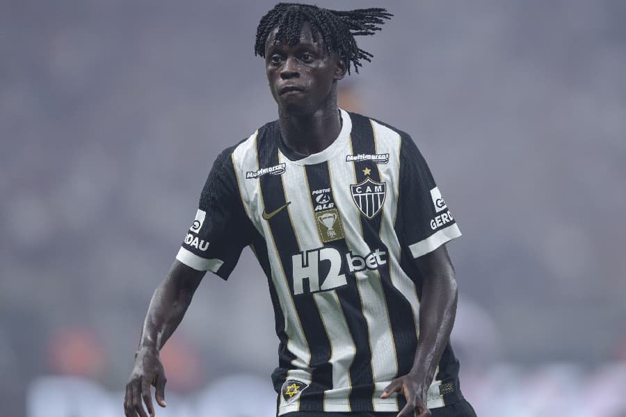 Atlético-MG oficializa ampliação de contrato de Cissé até 2030