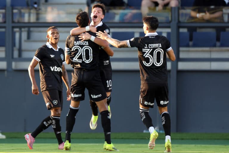 Botafogo vence o Bragantino fora e respira no Brasileirão