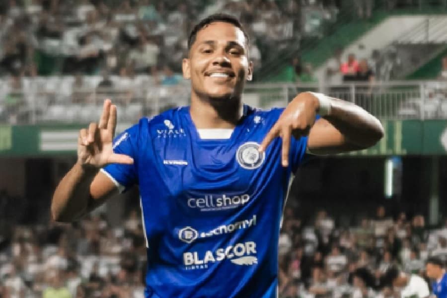 Lucas Alves defendeu o Foz do Iguaçu no Campeonato Gaúcho de 2026 e foi um dos artilheiros do estadual, com cinco gols - Reprodução/@lucasalvess_02
