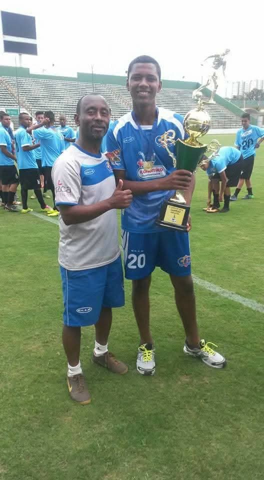 Ao lado do técnico e ‘pai’, o pastor evangélico Sérgio Gonçalves – Arquivo pessoal