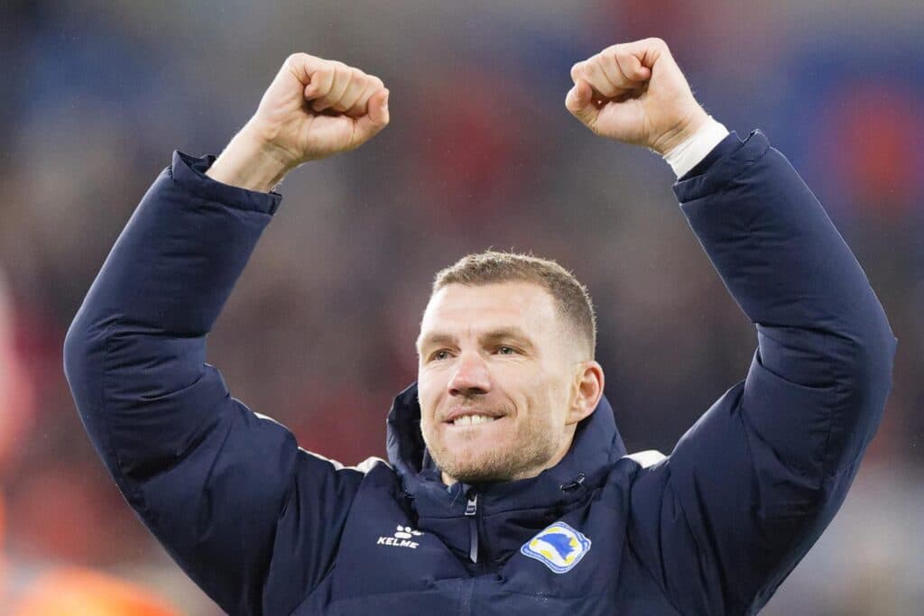 Edin Dzeko comemora vitória da Bósnia em Cardiff contra o País de Gales - EFE