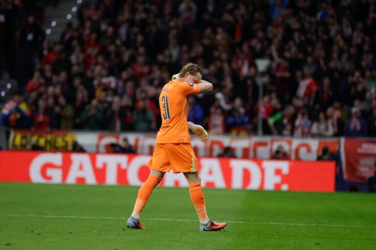 Goleiro do Tottenham substituído aos 16 minutos recebe apoio e explicações