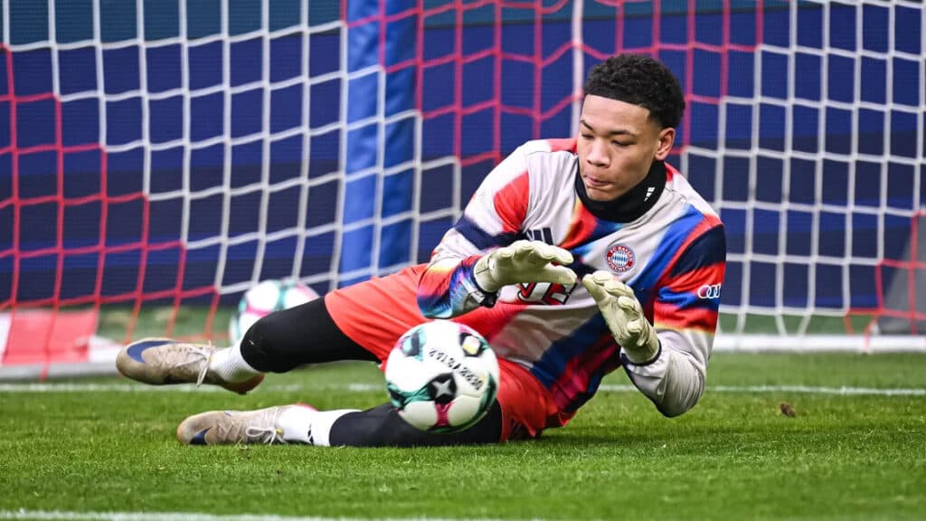 Prescott em aquecimento pelo profissional do Bayern - Divulgação / Bundesliga