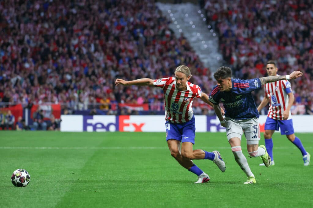 Marcos Llorente, do Atlético de Madrid, e Piero Hincapié, do Arsenal, disputam bola em jogo da semifinal da Champions League - EFE/Kiko Huesca
