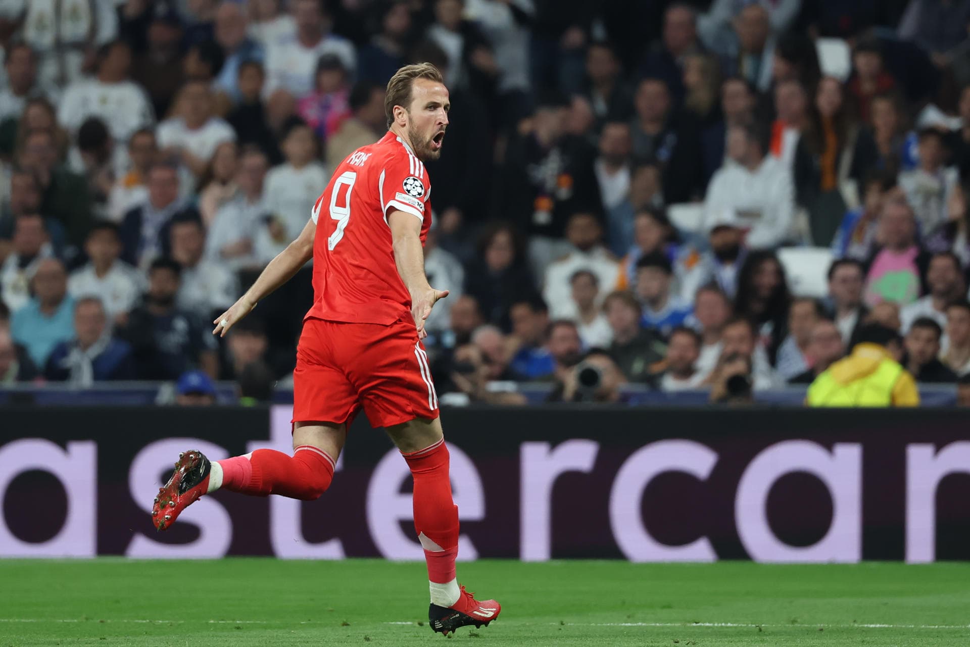 Kane comemora o segundo gol do Bayern na partida - EFE/Kiko Huesca