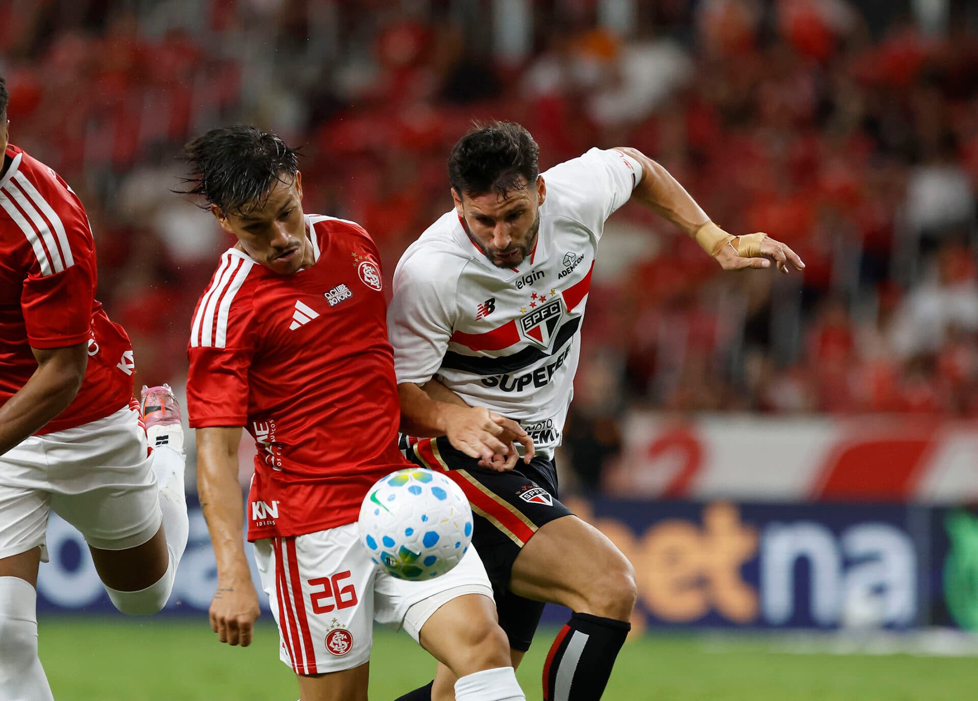 Calleri, do São Paulo, e Bernabei, do Inter - Rubens Chiri / São Paulo