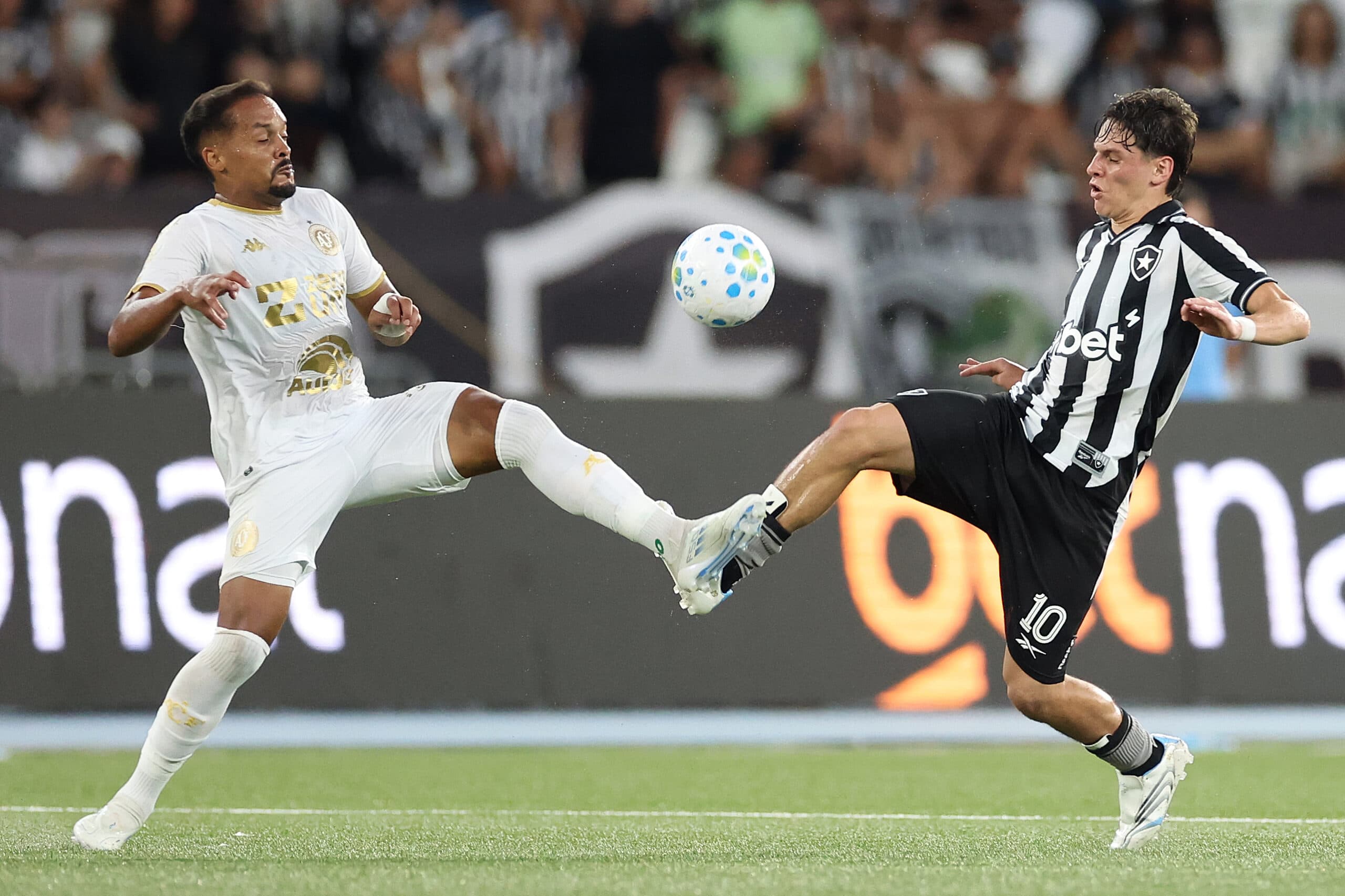 Botafogo vence Chape e larga na frente na Copa do Brasil