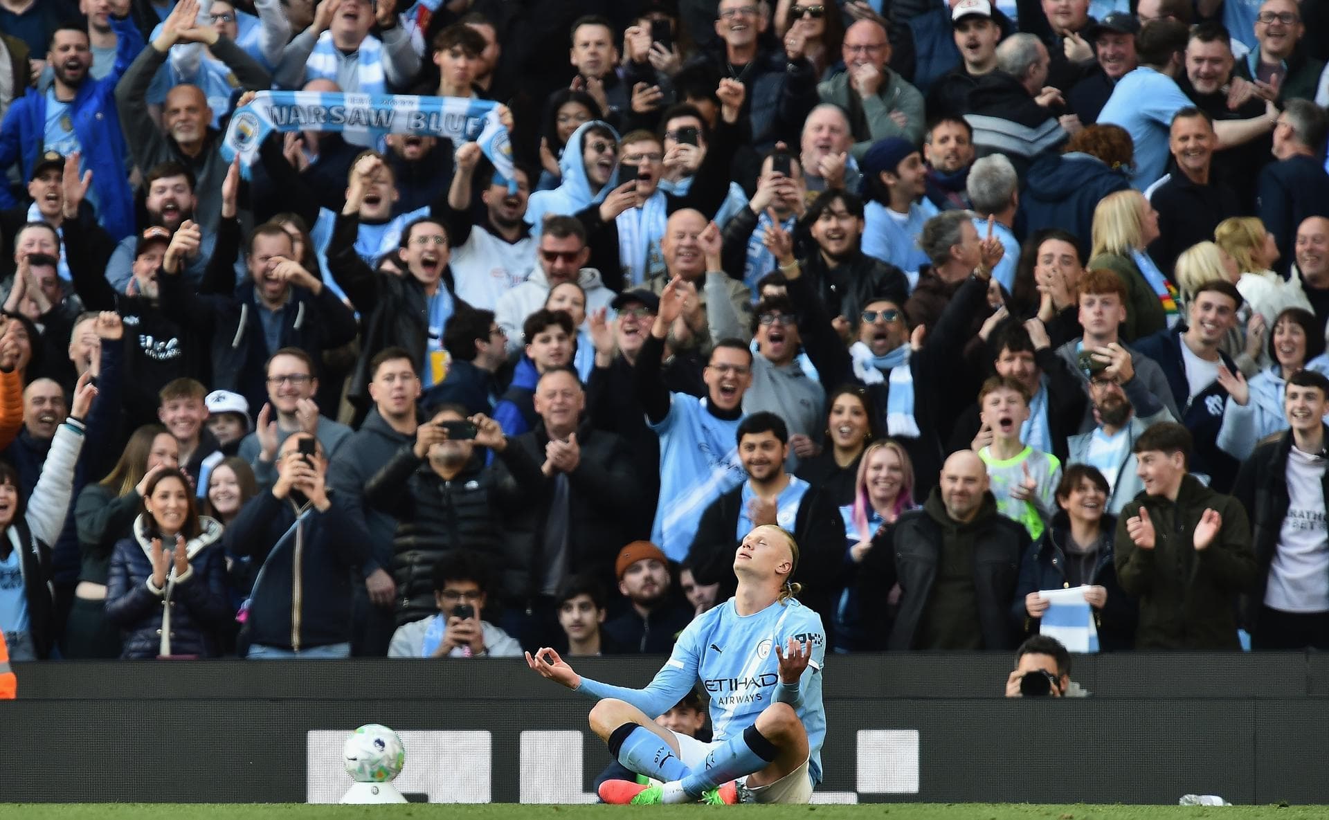 Haaland fez a festa da torcida do Manchester City no Etihad Stadium - PETER POWELL/EFE