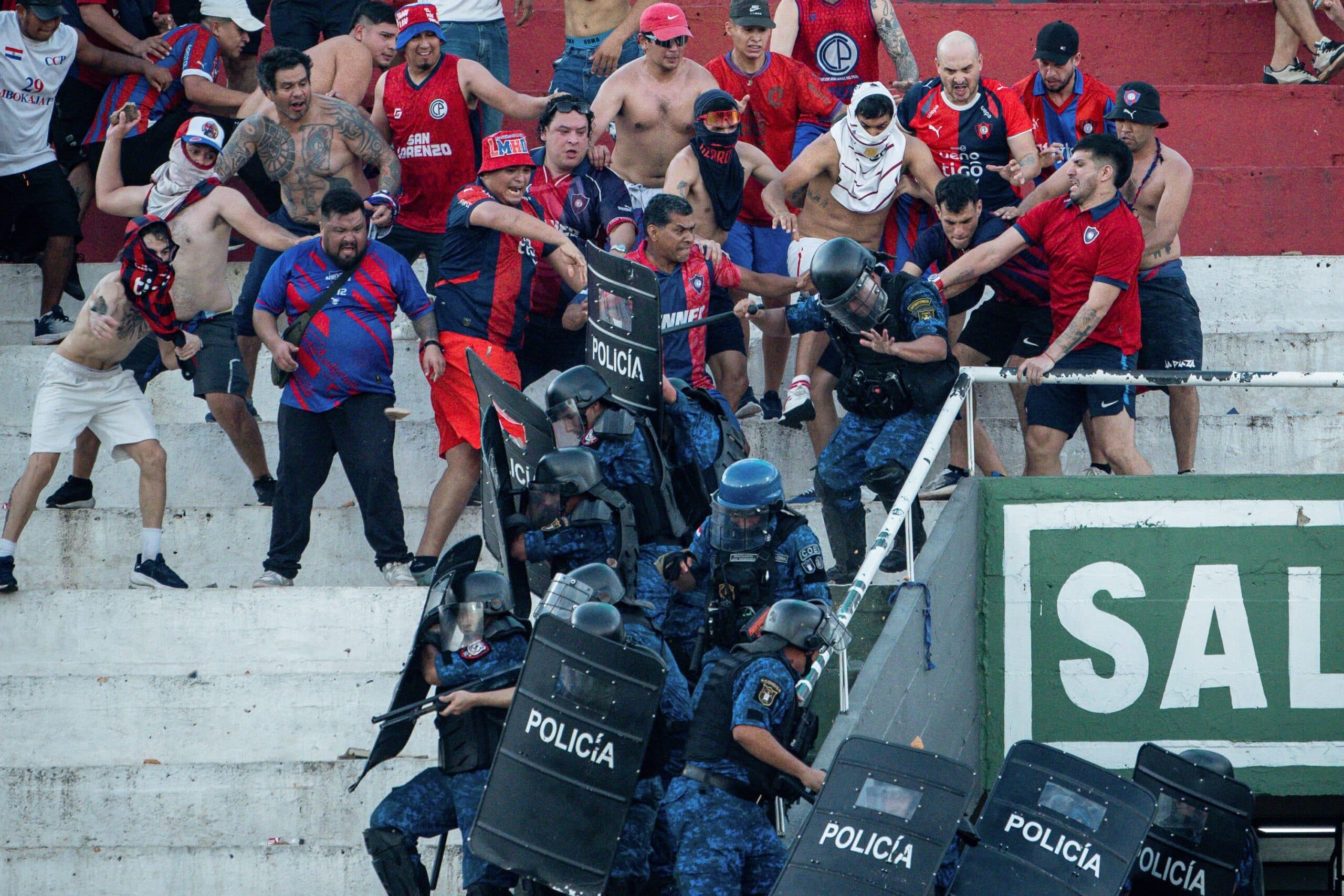 Clássico paraguaio termina com 50 feridos e 63 presos após briga