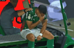 Vitor Roque tem cirurgia marcada após lesão; confira