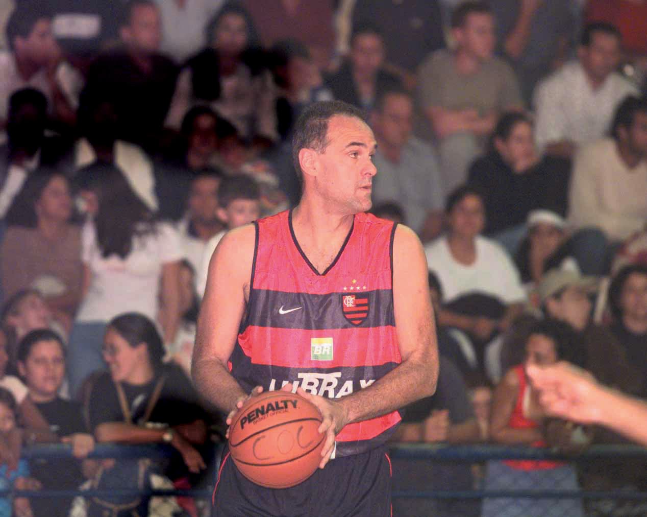 Oscar, do Flamengo, durante o jogo contra o COC/Ribeirão Preto pelas quartas do Brasileiro de Basquete - Acervo/PLACAR