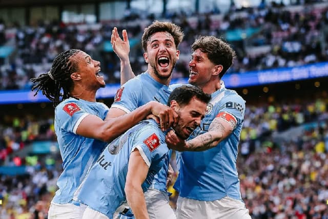 Premier League: City tenta se manter na corrida pelo título nesta segunda