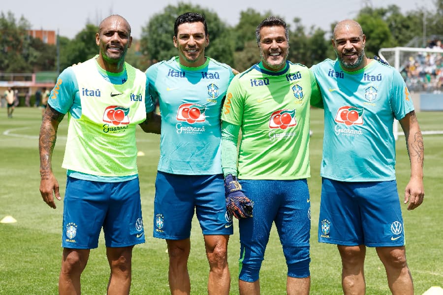 Adriano e Kaká marcam, mas Brasil perde para lendas do México; assista