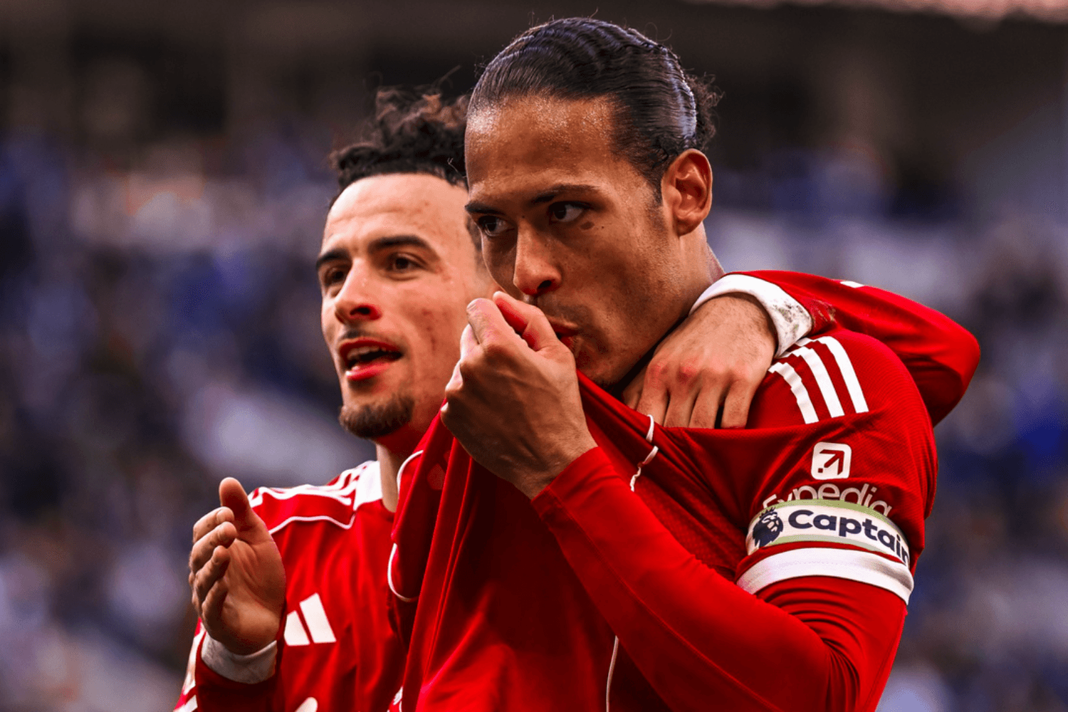 Van Dijk comemora gol contra o Everton