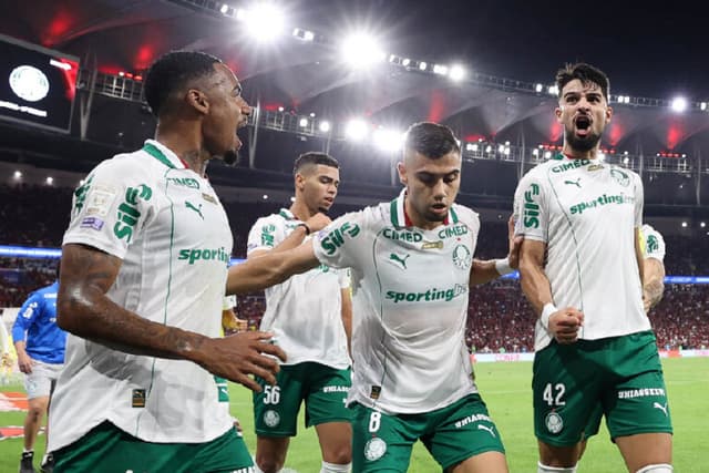 Palmeiras castiga Flamengo após expulsão, vence por 3 a 0 e dispara