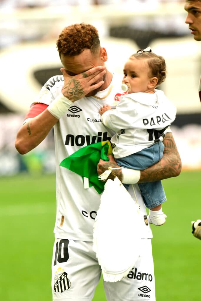 Neymar emocionado na execução do Hino Nacional em Santos x Coritiba - Alexandre Battibugli/PLACAR