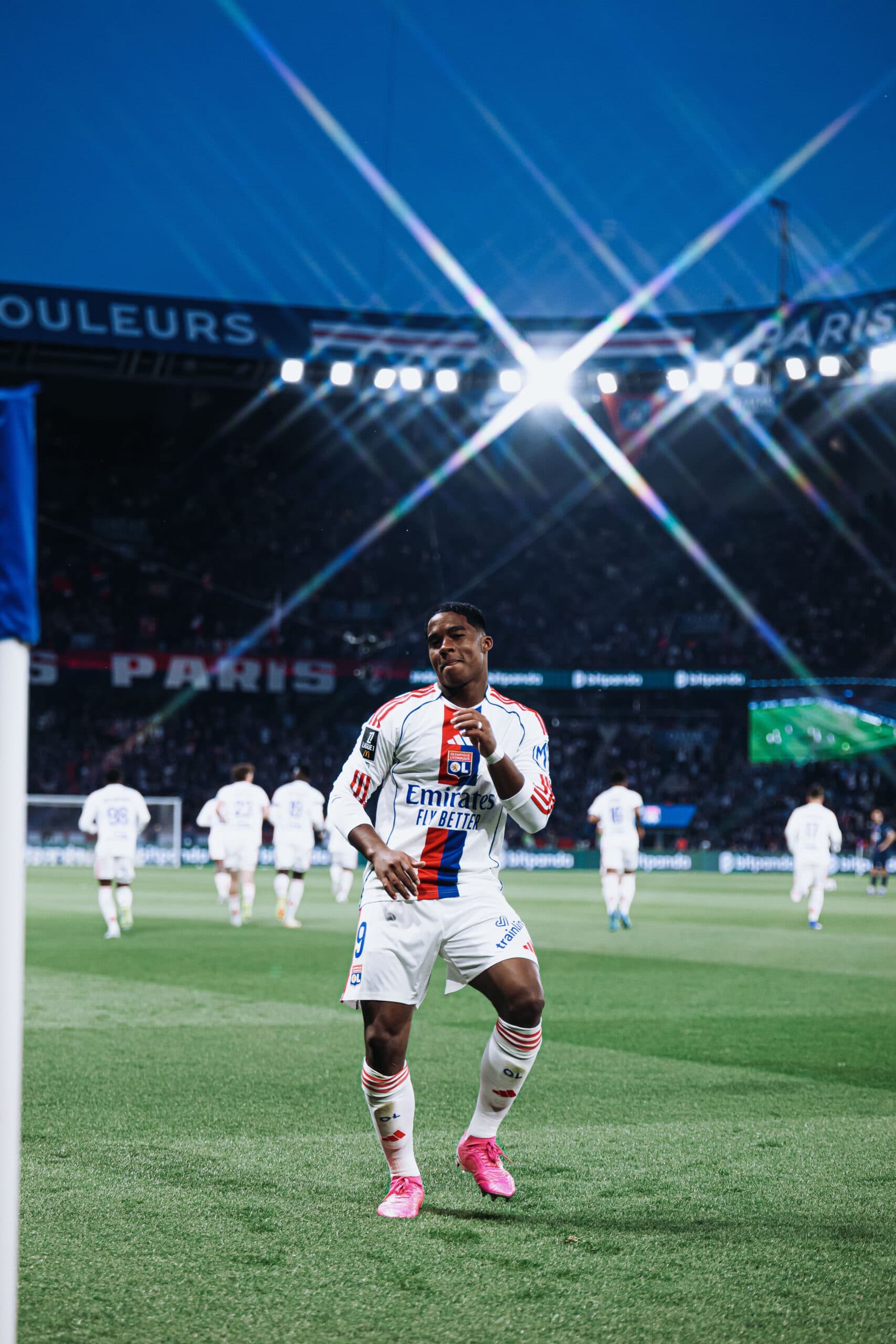 A dança na comemoração do gol diante do PSG, que irritou Hakimi, em uma das melhores atuações de sua carreira - Jonathan Guimarães/Placar