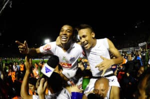 Robinho e Neymar comemoram o titulo da Copa do Brasil de 2010 pelo Santos, após derrota para o Vitória, no estádio Barradão - PLACAR/Renato Pizzutto