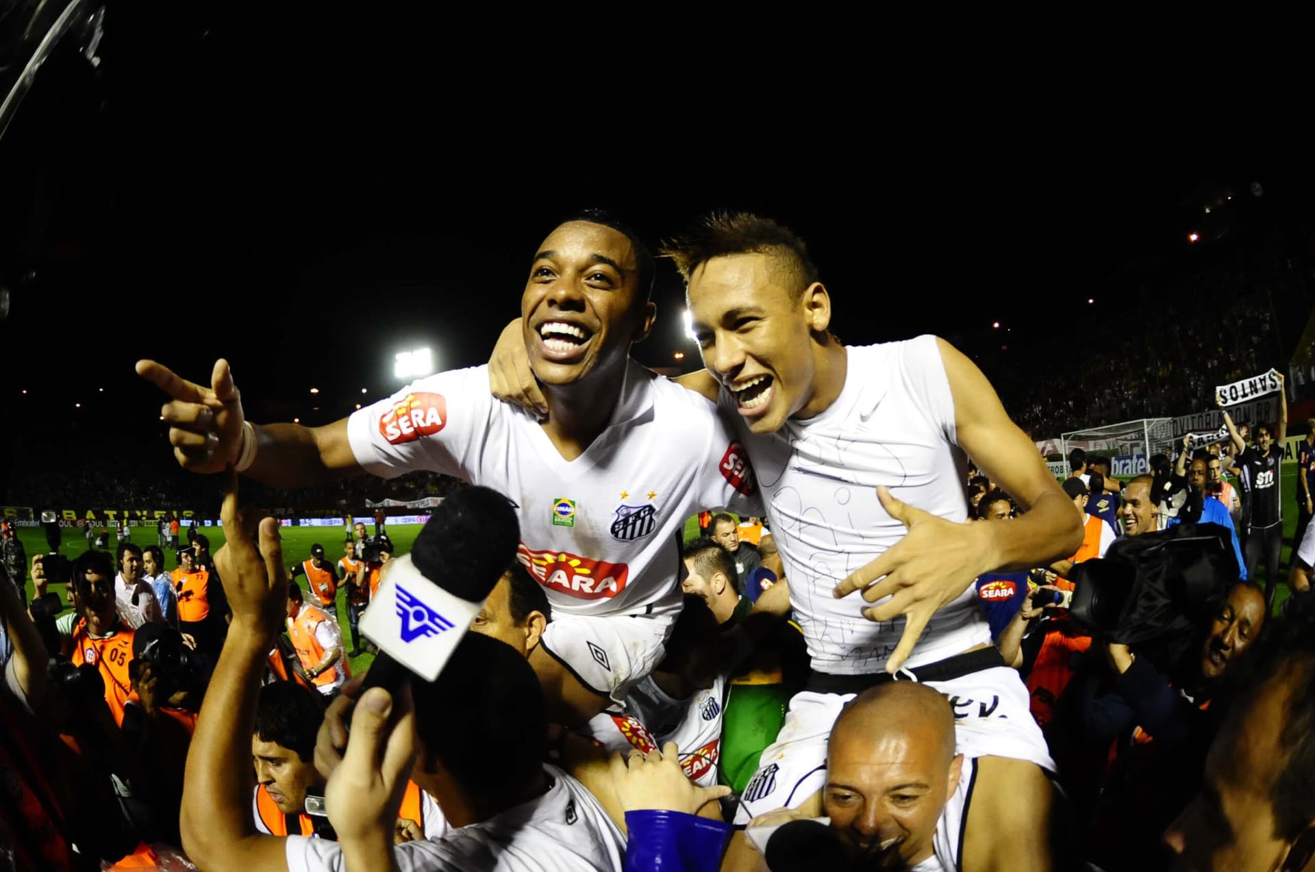 Robinho e Neymar comemoram o titulo da Copa do Brasil de 2010 pelo Santos, após derrota para o Vitória, no estádio Barradão - PLACAR/Renato Pizzutto