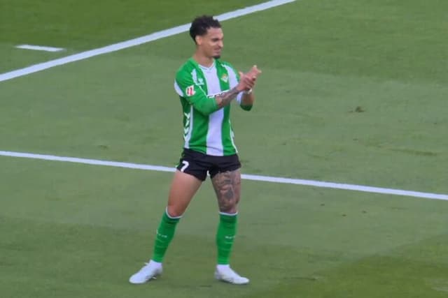 Antony dá bela assistência e Betis vence com folga o Oviedo em casa