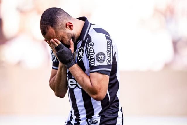 Arthur Cabral critica arbitragem e chama gramado da Arena Fonte Nova de ‘pasto’