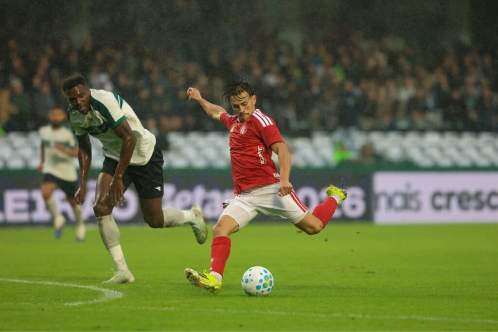 Em jogo eletrizante, Internacional arranca empate do Coritiba nos acréscimos