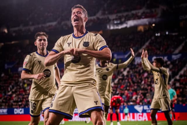 Lewandowski e Ferran brilham no fim, Barcelona vence e encaminha o título