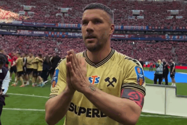 Aos 40 anos, Podolski realiza sonho ao ser campeão com time de coração na Polônia