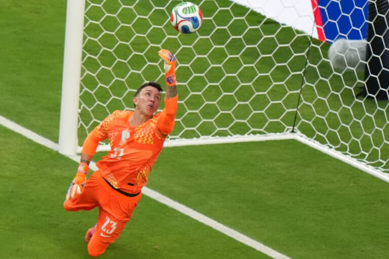 Desvendando Muslera: a trajetória do goleiro mais criticado da Copa