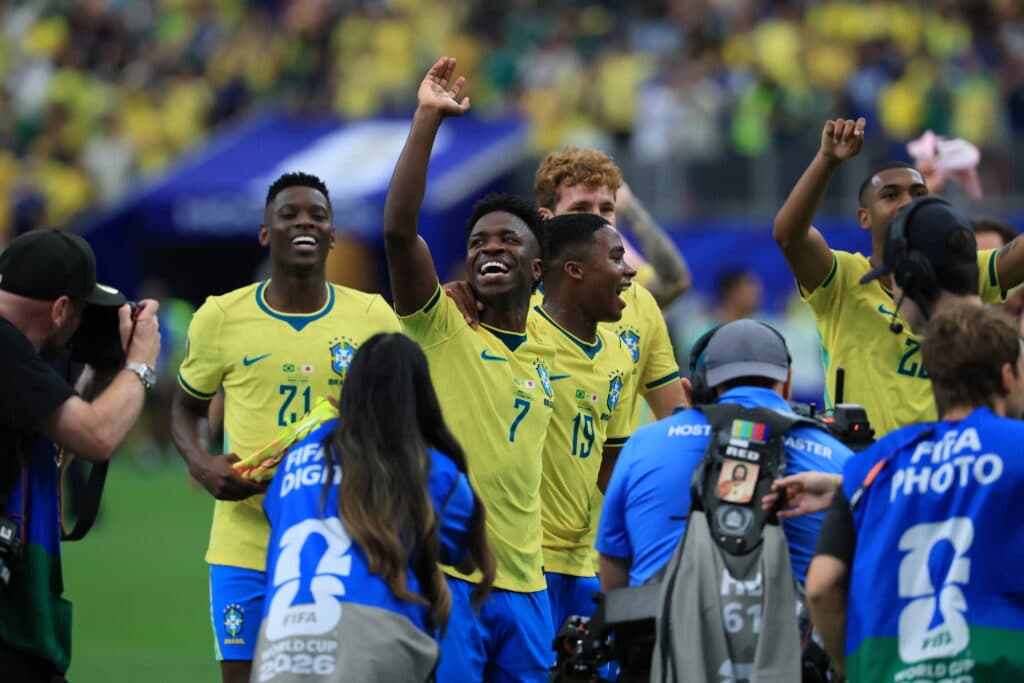 Vinicius Júnior e jogadores da seleção brasileira após vitória contra o Japão e classificação às oitavas da Copa de 2026 - Pier Giavelli / BPA