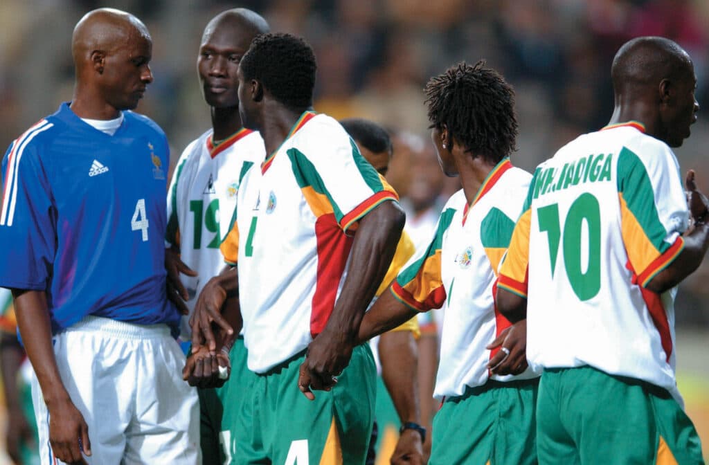 Patrick Vieira (França) e Papa Bouba Dioup (Senegal) na área - Acervo/PLACAR