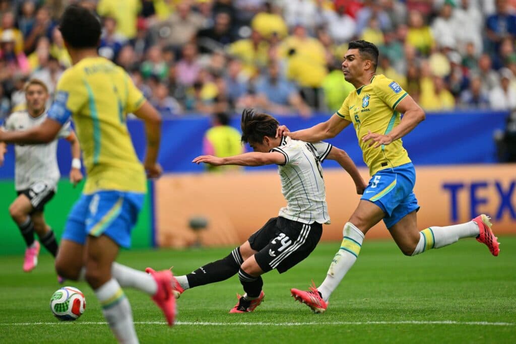 Kaishu Sano superou Casemiro antes de marcar pelo Japão contra o Brasil em Dallas (EFE/EPA/SAM WASSON)