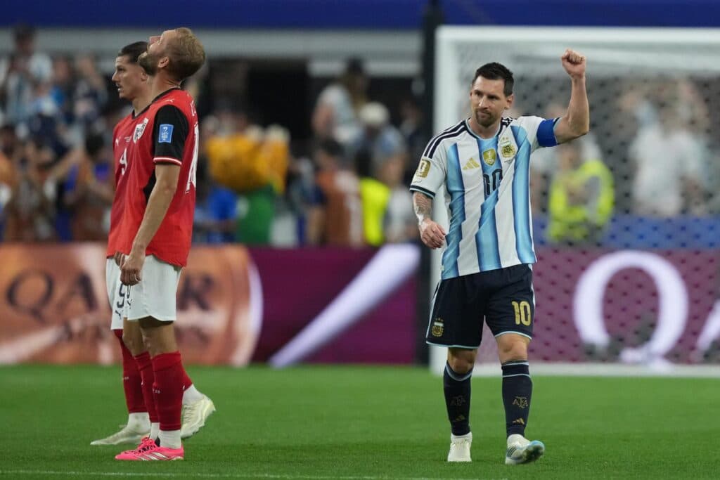 Messi perde pênalti, mas faz dois, bate recorde e classifica a Argentina