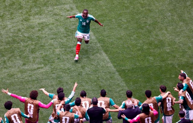 Festa no Azteca: México aproveita erros da África do Sul e vence estreia