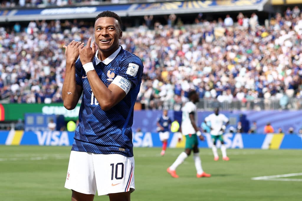 Mbappé brilha, França acorda no segundo tempo e vence Senegal na estreia