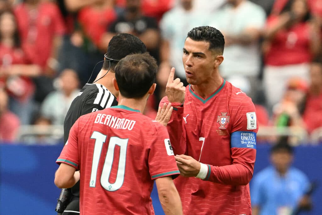 Cristiano se incomoda com perguntas sobre Messi, mas projeta duelo: ‘Seria top’