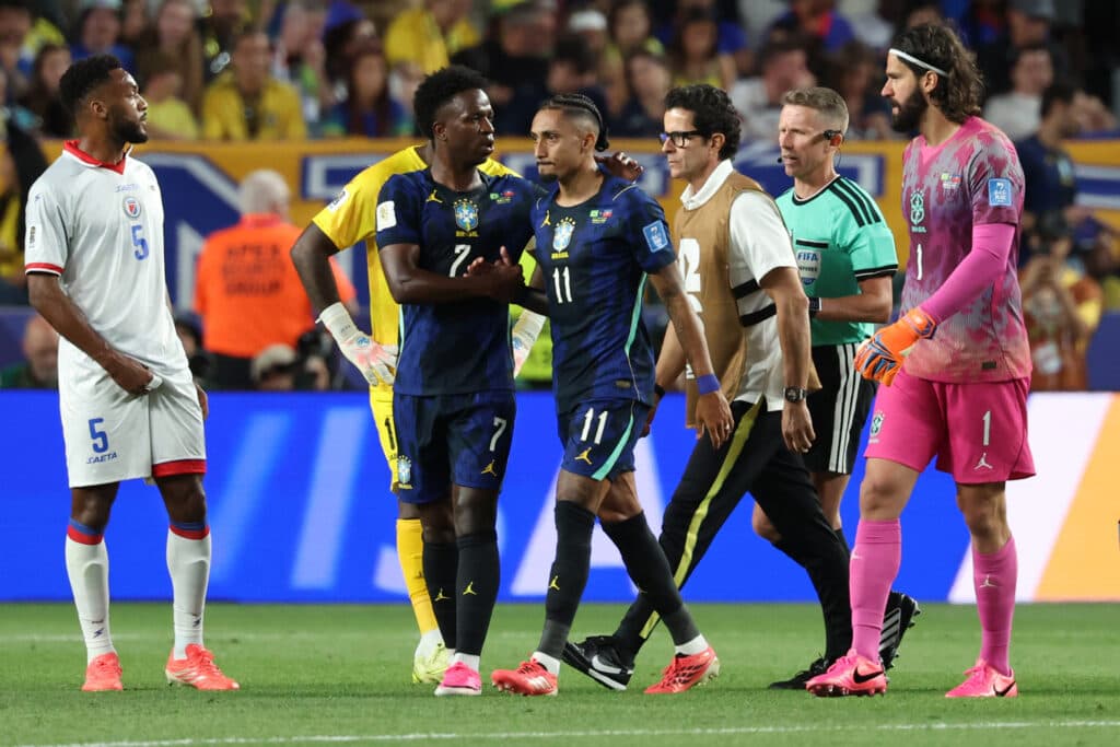 Raphinha é consolado por Vinicius Júnior enquanto deixa campo em Brasil e Haiti, pela Copa do Mundo - EFE/ Sebastiao Moreira
