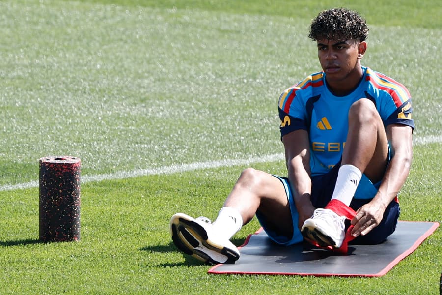 Lamine Yamal durante treino da seleção espanhola - EFE/Sergio Pérez