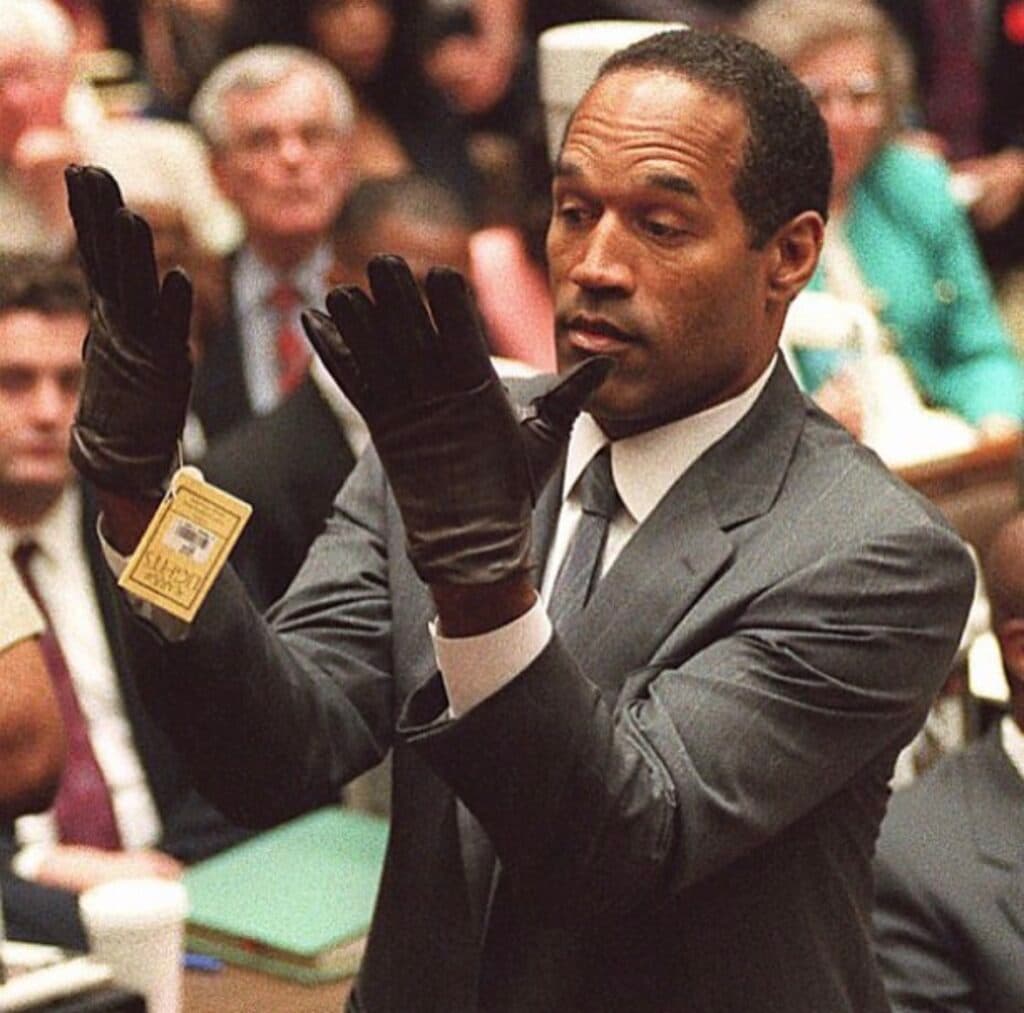 OJ Simson durante o 'Julgamento do Século' e a polêmica das luvas - Reprodução/Netflix/American Manhunt