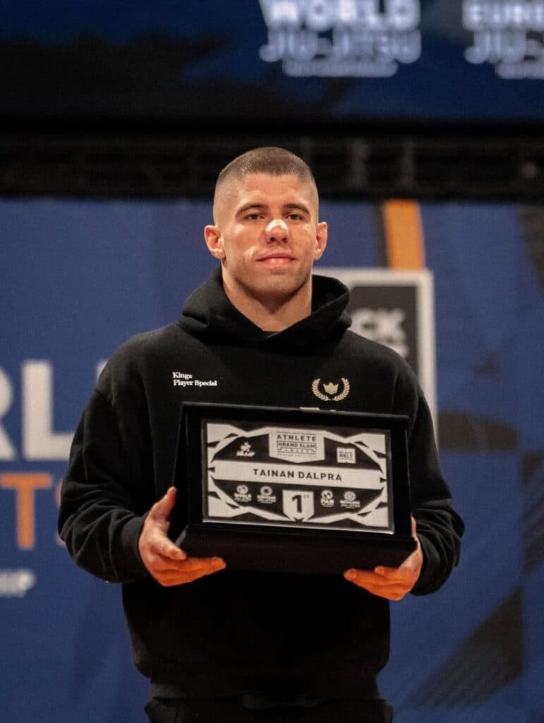Tainan posa com placa comemorativa da IBJJF, pela primeira colocação nos eventos principais da federação, durante cerimônia na Pirâmide, na Califórnia. Foto: Divulgação / Instagram