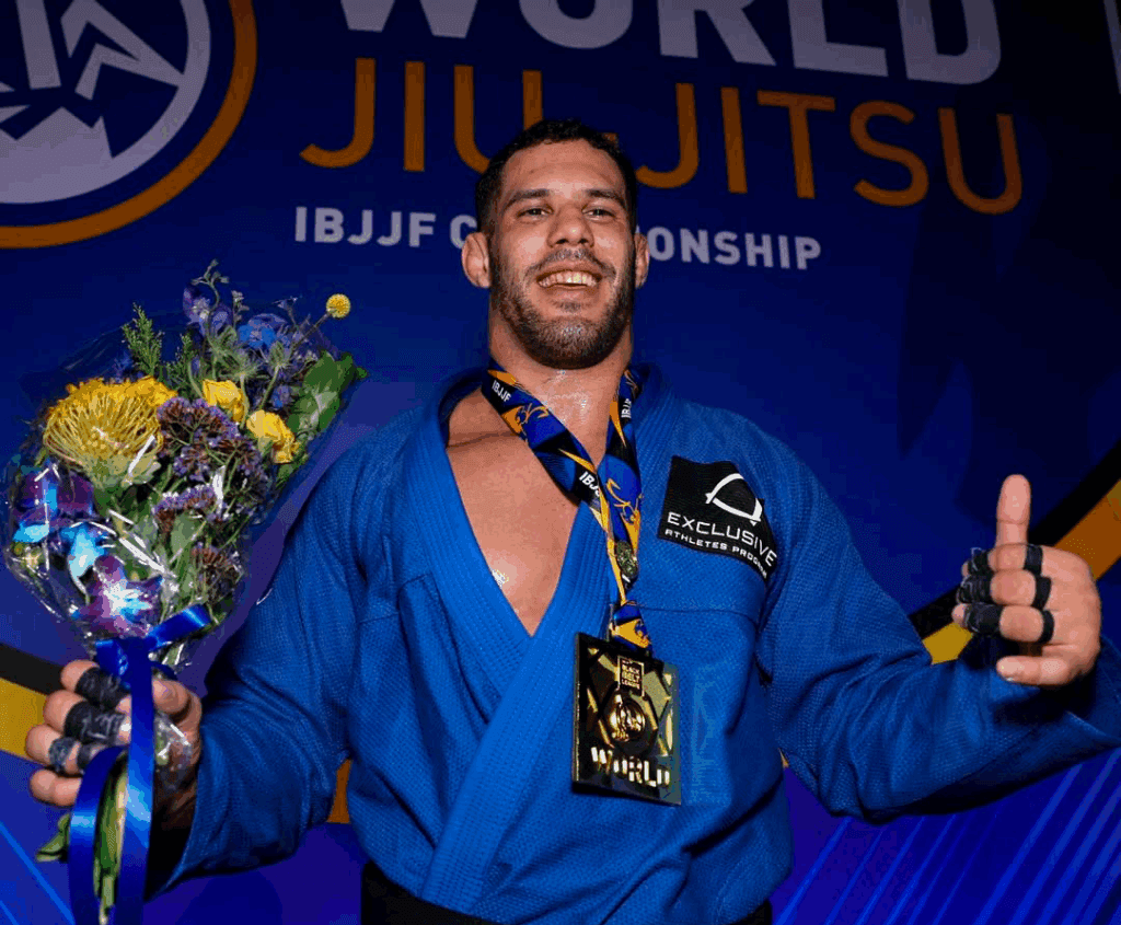 Rider Zuchi comemora a primeira medalha de ouro do Mundial, na elite do esporte. Foto: Divulgação / FloGrappling